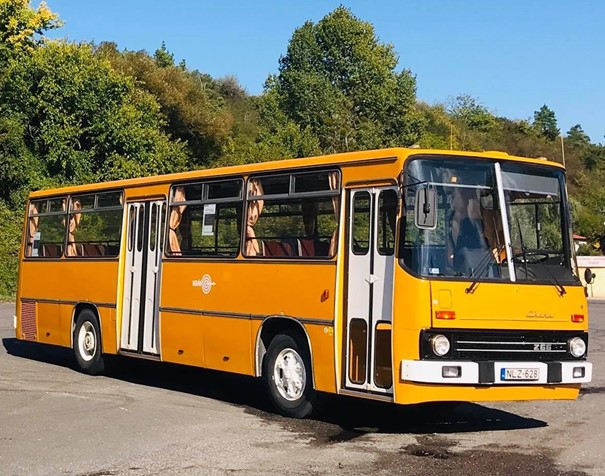 A képen egy Ikarus 266 típusú autóbusz látható.