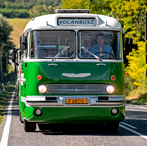 A képen egy Ikarus 55 LUX típusú autóbusz látható.