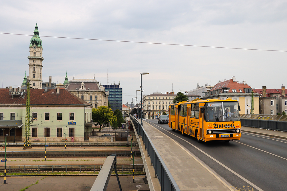 Győrbe ér a felújított csuklós Volánbusz Ikarus 280