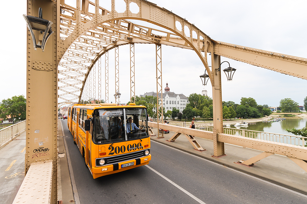 Hídon a csuklós Ikarus Győrben