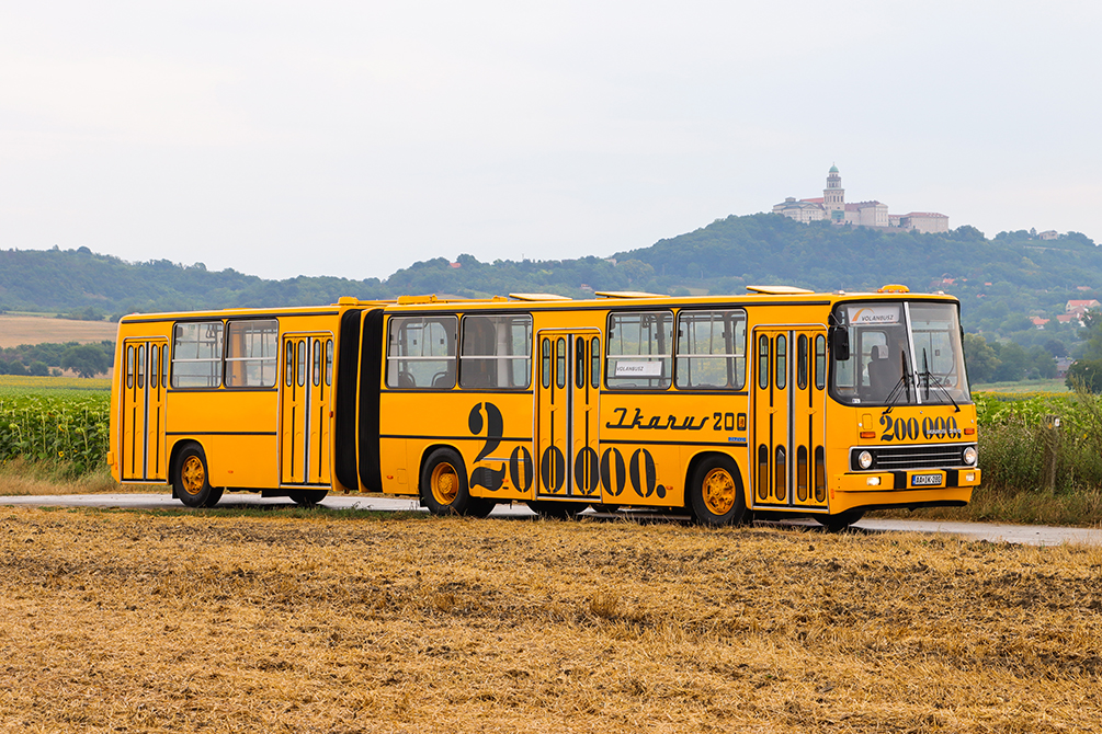 IK280 úton, a főapátság a háttérben