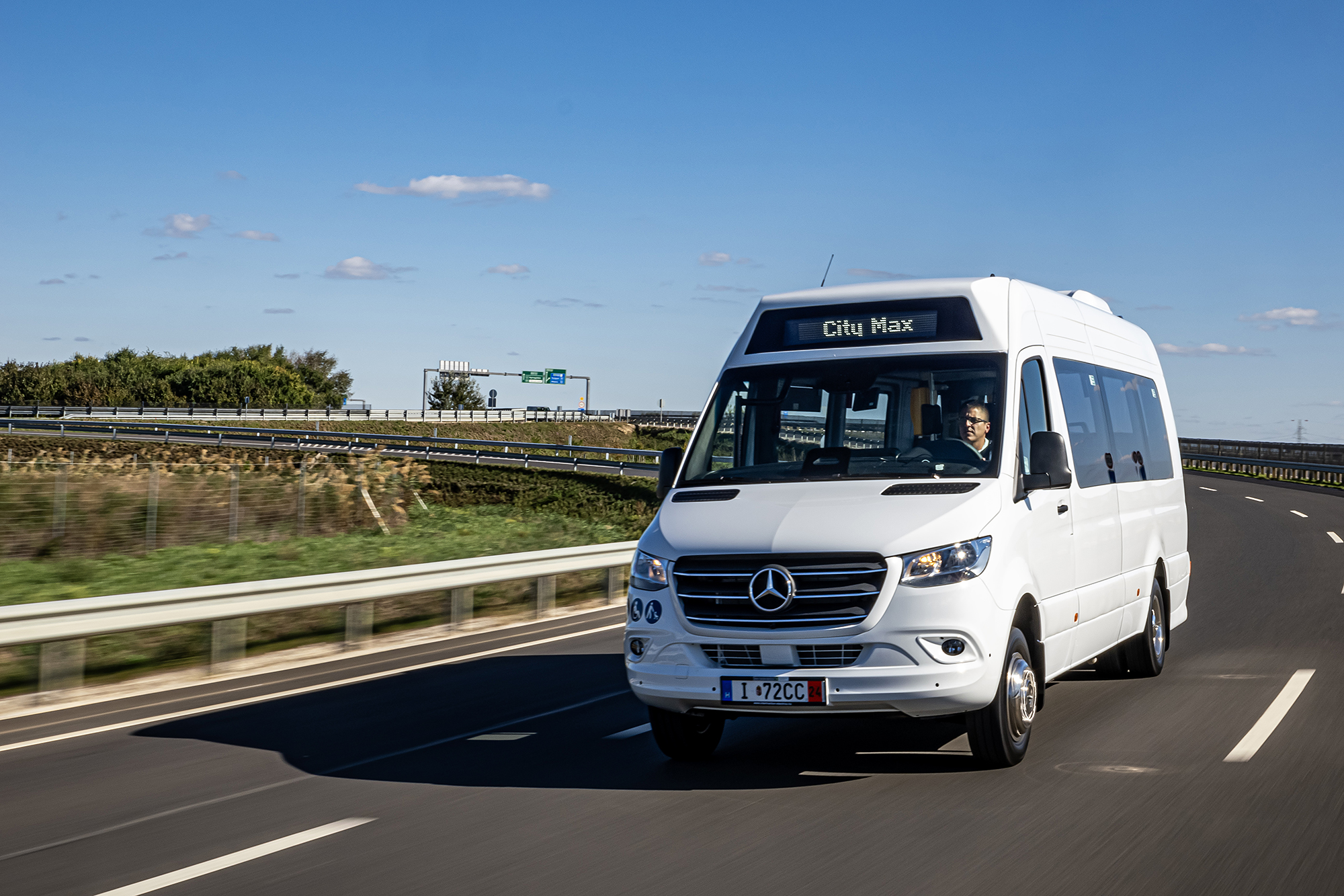 Szigetszentmiklóson tesztel minibusz Volánbusz