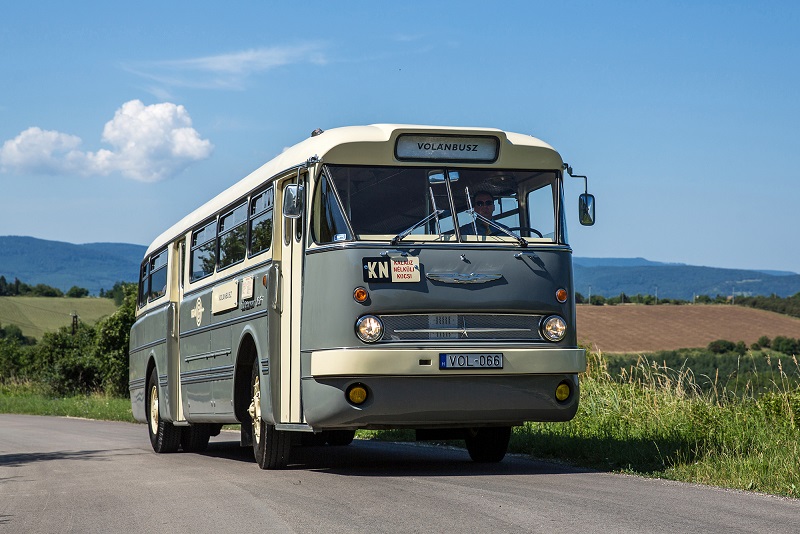 A képen látható: Ikarus 66-típusú autóbusz