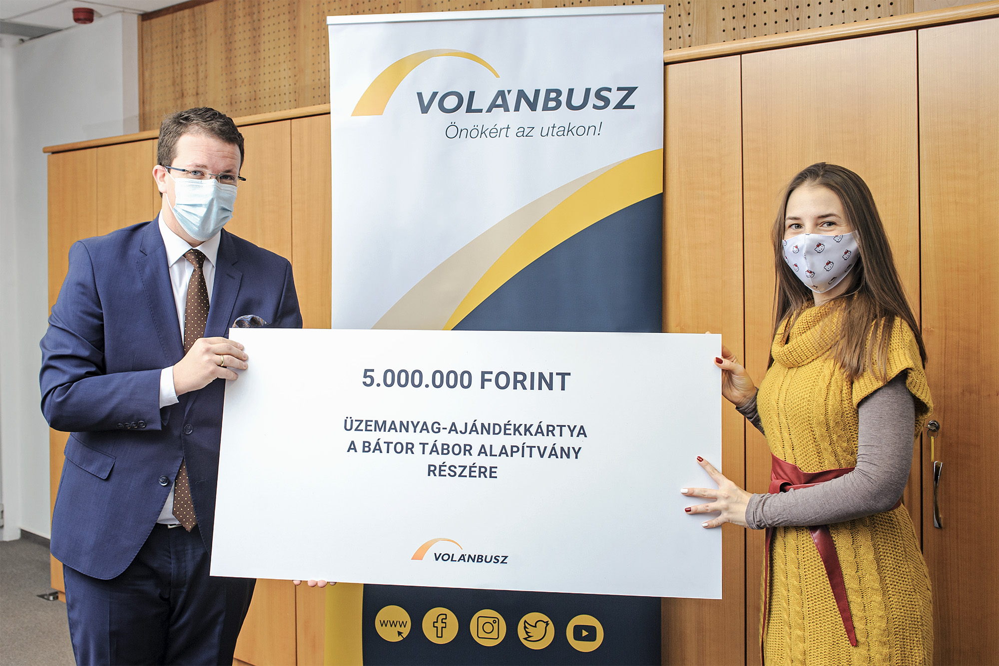 Dr. Pafféri Zoltán átadja az üzemanyag-ajándékkártyát a Bátor Tábor Alapítványnak