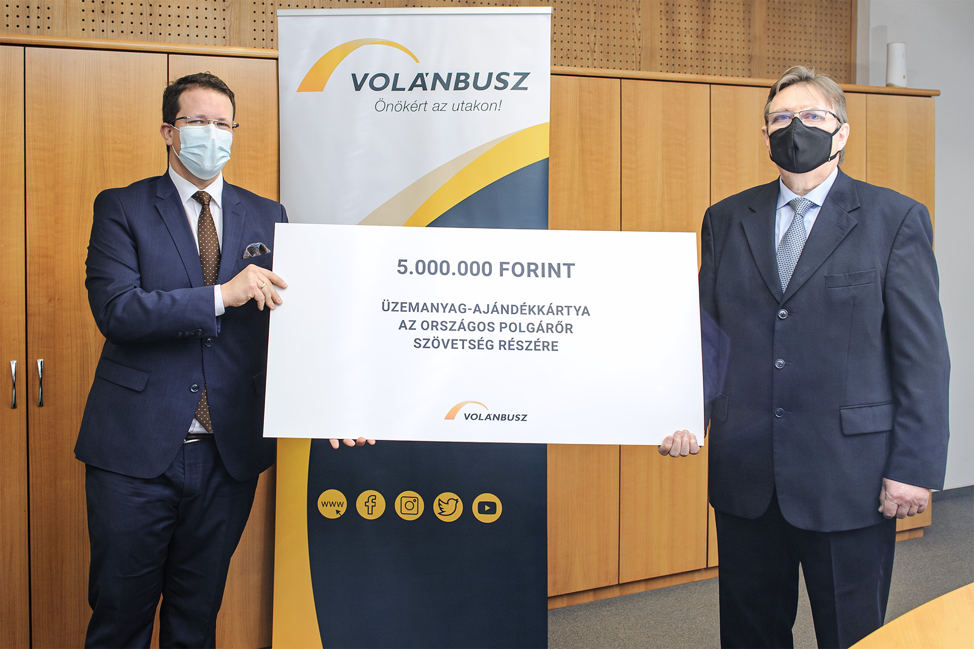 Dr. Pafféri Zoltán átadja üzemanyag-ajándékkártyát az Országos Polgárőr Szövetségnek