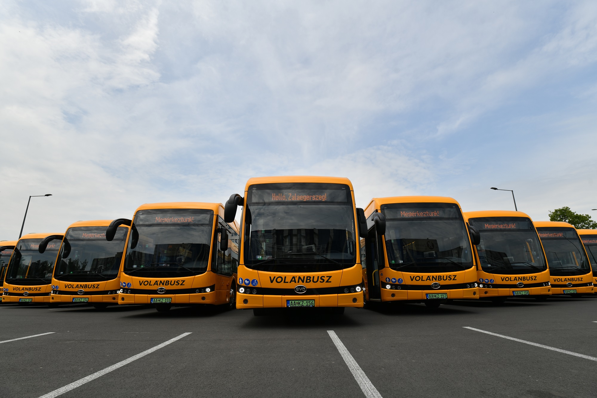 A képen az új elektromos autóbuszok láthatók.